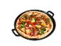 Frisch gebackene vegetarische Pizza in einer schwarzen Gusseisenpfanne.