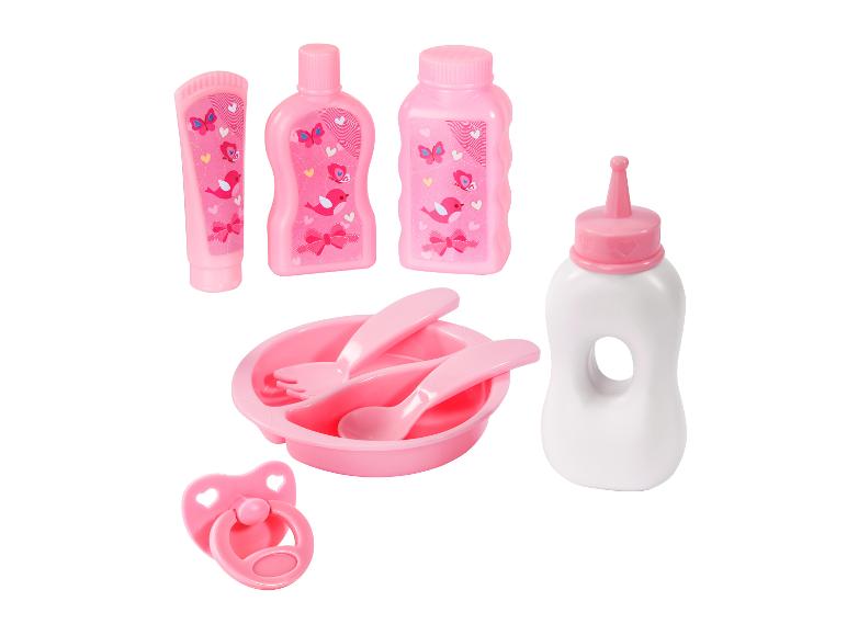 Rosa Puppenzubehör-Set mit Flaschen, Schale, Besteck und Schnuller.