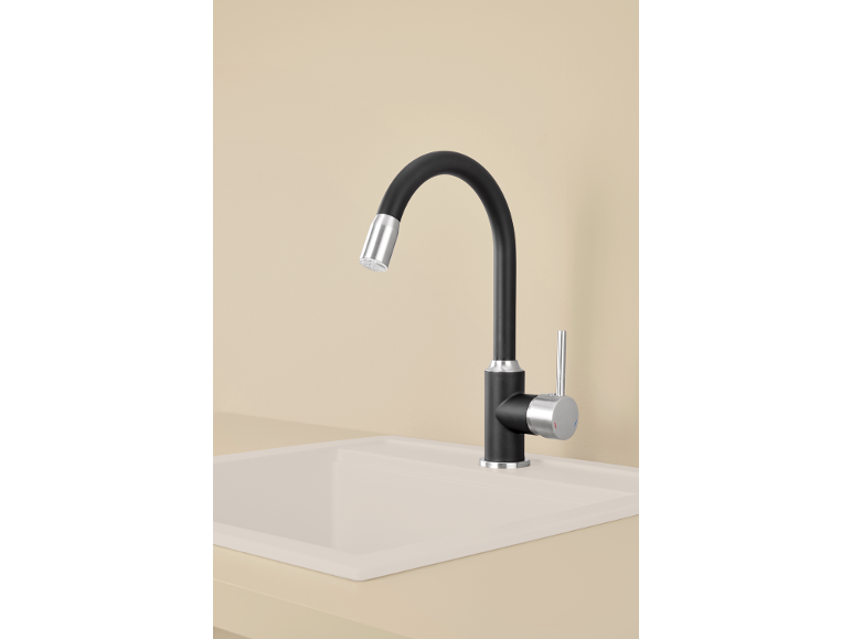 Schwarze Küchenarmatur mit flexiblem Auslauf und beigem Spülbecken.