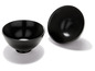 Zwei schwarze Schalen auf weißem Hintergrund.