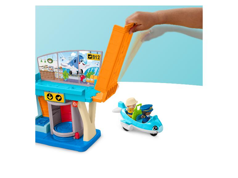 Spielzeugflughafen mit Flugzeug und Figuren, eine Hand hält eine orange Rampe.