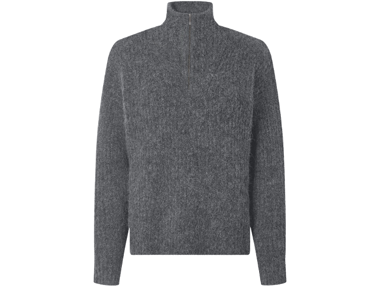 Grauer Strickpullover mit kurzem Reißverschluss am Kragen.
