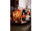 Halloween-Kerzen und Teelichter auf einem dunklen Tablett, mit Geistern, Kürbissen und Fledermäusen.