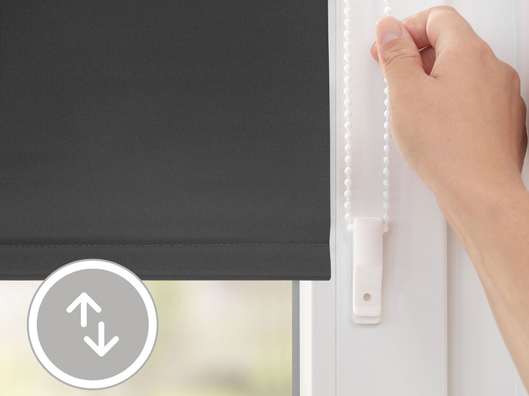 Eine Hand zieht an einer Schnur, um ein dunkelgraues Rollrollo hoch- oder herunterzuziehen.