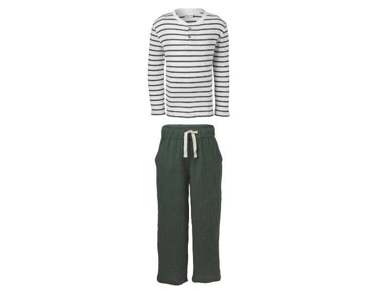 Kinder-Pyjama-Set mit gestreiftem Langarmshirt und grüner langer Hose.