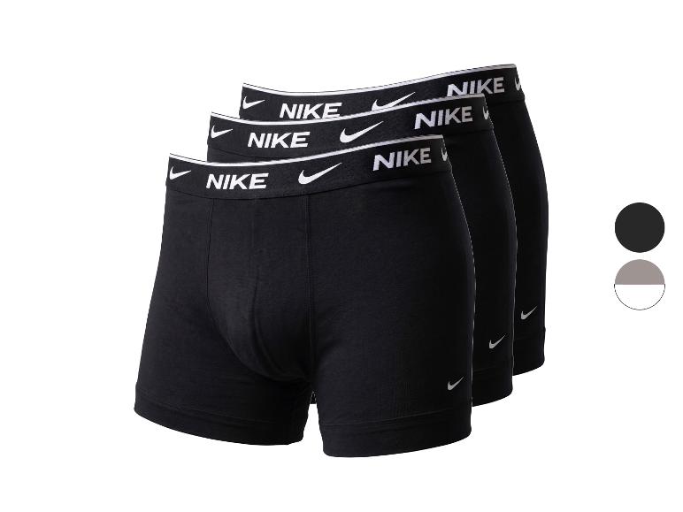 Drei schwarze Herren-Boxershorts mit weißem Bund und Logo.