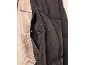 Dunkelbraune Steppjacke mit beigem Cordhemd darunter.