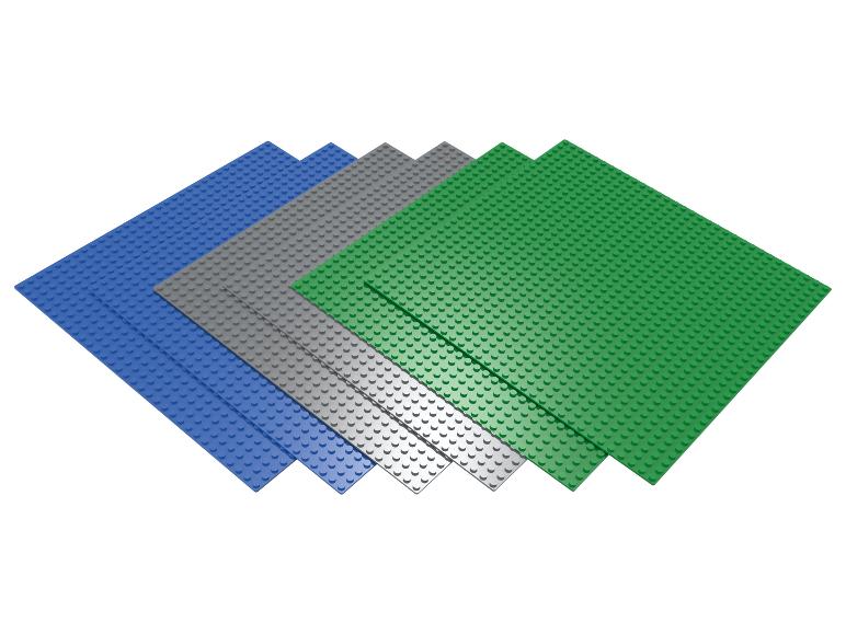 Vier Lego-Grundplatten, zwei blaue, eine graue und eine grüne.