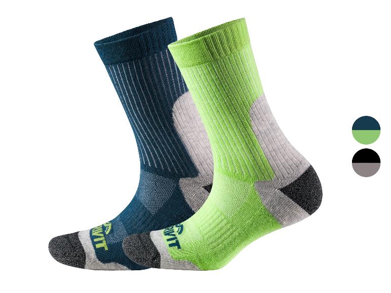 Zwei Sportsocken, eine dunkelblaue und eine lindgrüne, mit grauen und schwarzen Akzenten.