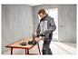 Mann verwendet PARKSIDE PERFORMANCE® Metall-Trennscheiben zum Schneiden von Metall.