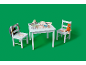 Kindertisch und Stühle mit Waldmotiv, Rucksack und Plüschtier.