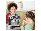 Zwei Kinder spielen mit einer Spielzeug-Espressomaschine.