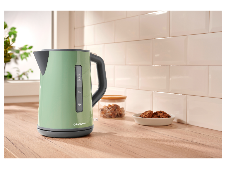 Ein mintgrüner SilverCrest Wasserkocher auf einer Holztheke.
