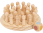 Holzspiel mit runden Spielfiguren und einem Würfel mit farbigen Punkten.