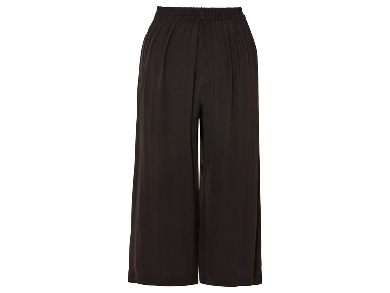 Schwarze weite Hose mit Gummizug.