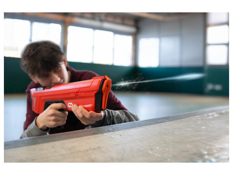 Ein Teenager benutzt eine Spyra G3 Wasserpistole.