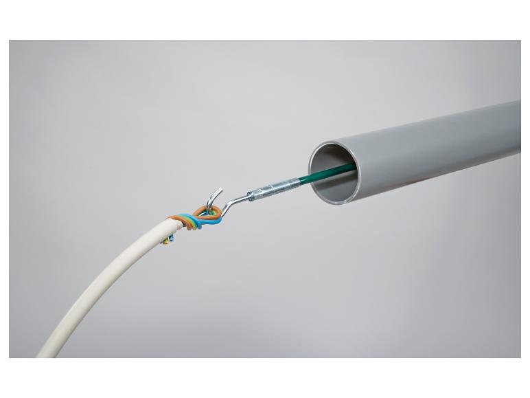 Kabel, das mit einem Werkzeug zum Ziehen von Drähten durch ein Rohr verbunden ist