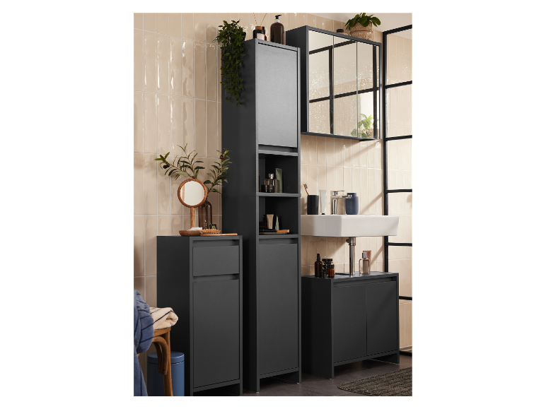 Moderne Badezimmermöbel: hoher Schrank, Waschbecken und Spiegel.