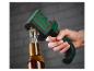 Ein grüner und schwarzer Flaschenöffner öffnet eine Flasche Bier.