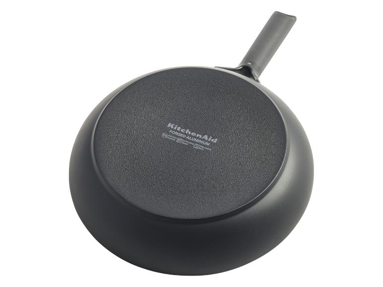 KitchenAid Pfanne aus geschmiedetem Aluminium, Unterseite, mit Logo und Kompatibilitätssymbolen.