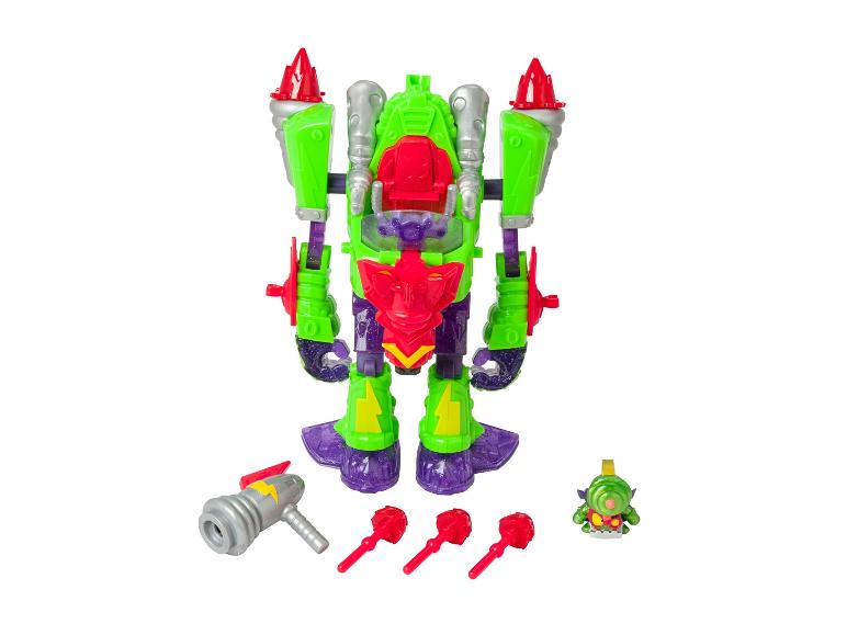 Grünes und rotes Roboterspielzeug mit Zubehör und einer kleinen Figur.