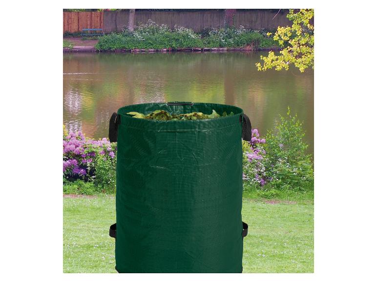 Grüner Gartensack voller Blätter, mit einem See und Grün im Hintergrund.