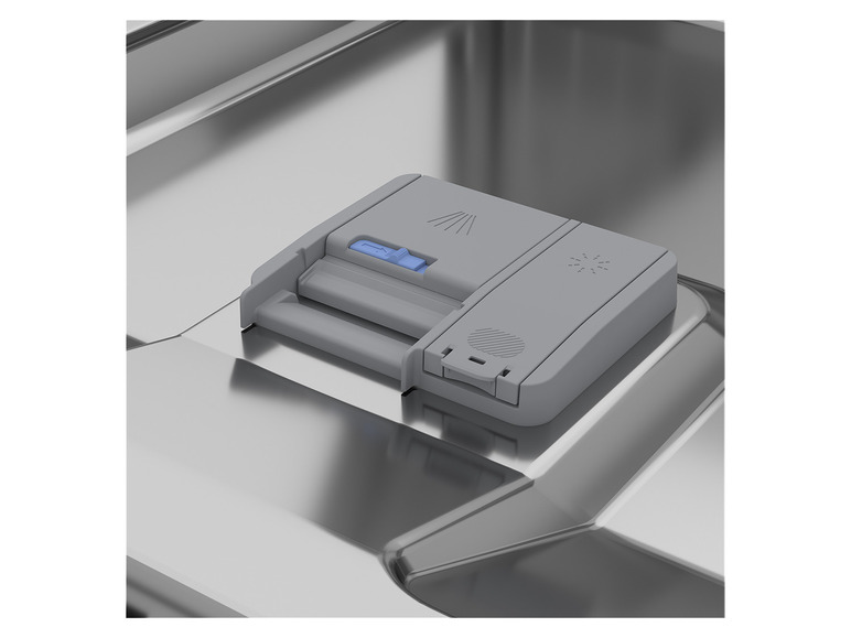 Eine Spülmaschine mit einem Spülmittelspender.