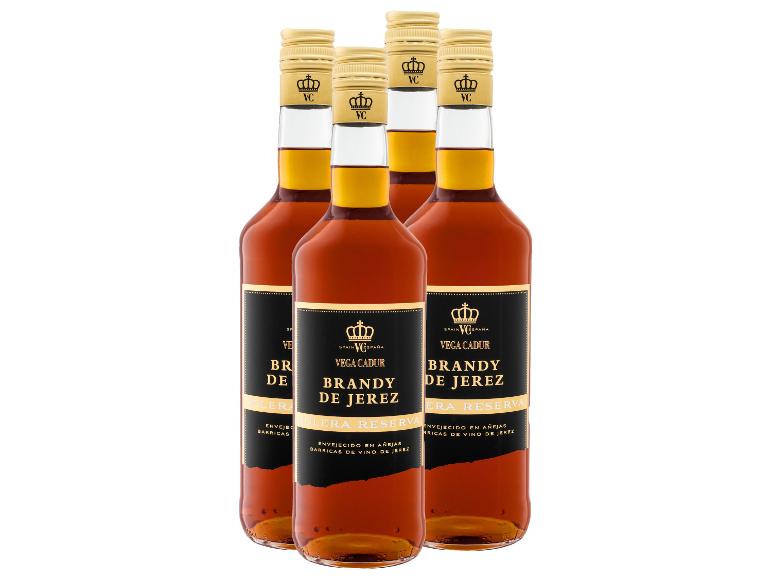 Vier Flaschen Jerez Brandy, gereift in Jerez-Weinfässern.