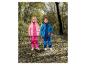Zwei Kinder in rosa und blauen Regenanzügen auf einem Waldweg.