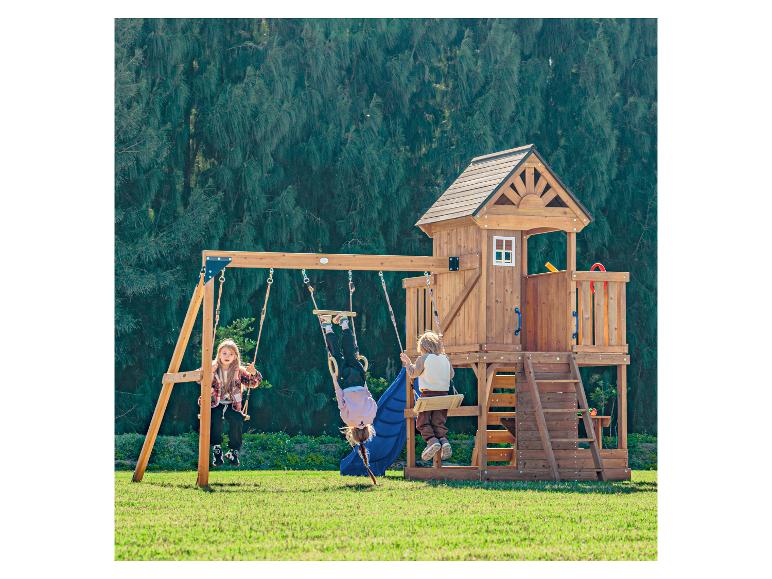 Kinder spielen auf einem Holzschaukelset mit Rutsche in einem grünen Garten.
