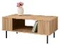 Holz-Couchtisch mit einer Vase rosa Blumen und Büchern.
