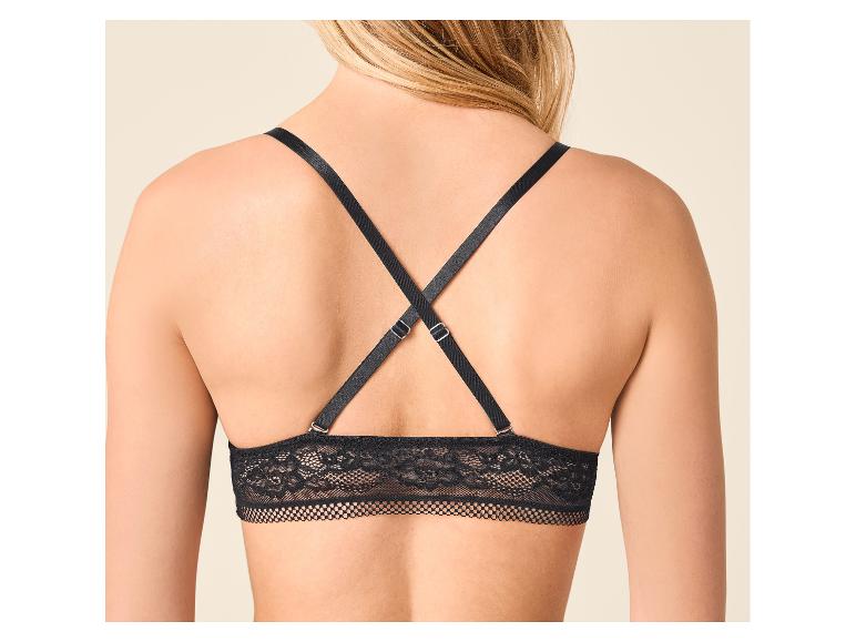 Frau in schwarzem Spitzen-Bralette mit gekreuzten Trägern am Rücken.