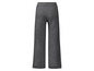 Graue, weite Strickhose.