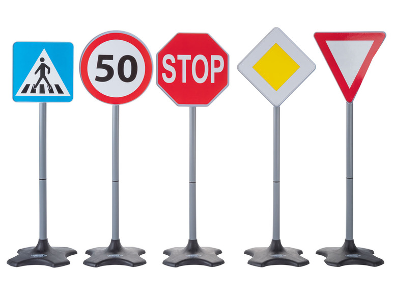 Ein Set Spielzeug-Verkehrsschilder mit Stoppschild, Fußgängerüberweg, Geschwindigkeitsbegrenzung und Vorfahrtsstraße.