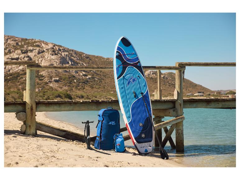 Red Paddle Co SUP-Board, Tasche, Pumpe und Paddel am Strand.