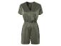 Olivengrüner Satin-Jumpsuit.