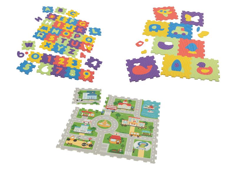 Schaumstoffmatten mit Buchstaben, Zahlen und Stadt- und Fahrzeugmotiven.