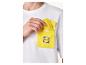 Weißes T-Shirt mit gelber Tasche mit Logo, ein Mann hantiert damit.
