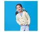 Glückliches Mädchen in cremefarbener Strickjacke, blauem T-Shirt und Jeans.