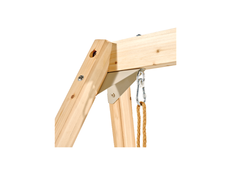 Holzdetail einer Schaukel mit Karabiner und orangefarbenem Seil.