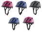 Fünf Fahrradhelme in Pink, Blau und Grau, davon zwei mit Mustern.