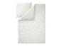 Weiße Bettwäsche mit Kissen- und Bettbezug, verziert mit kleinen Blumen.