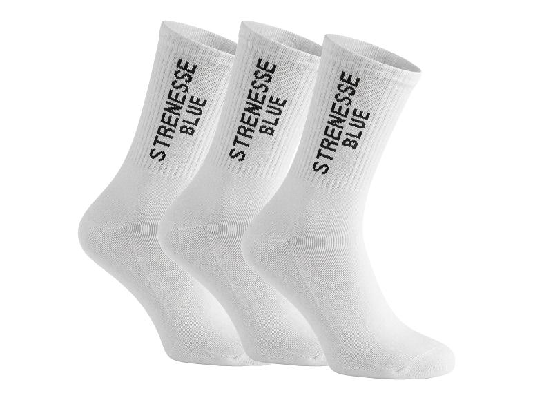 Drei weiße Socken mit dem Text „STRENESSE BLUE“ auf jeder Socke.