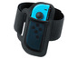 Ein schwarzes Armband mit einer blauen Hülle für eine Nintendo Switch.