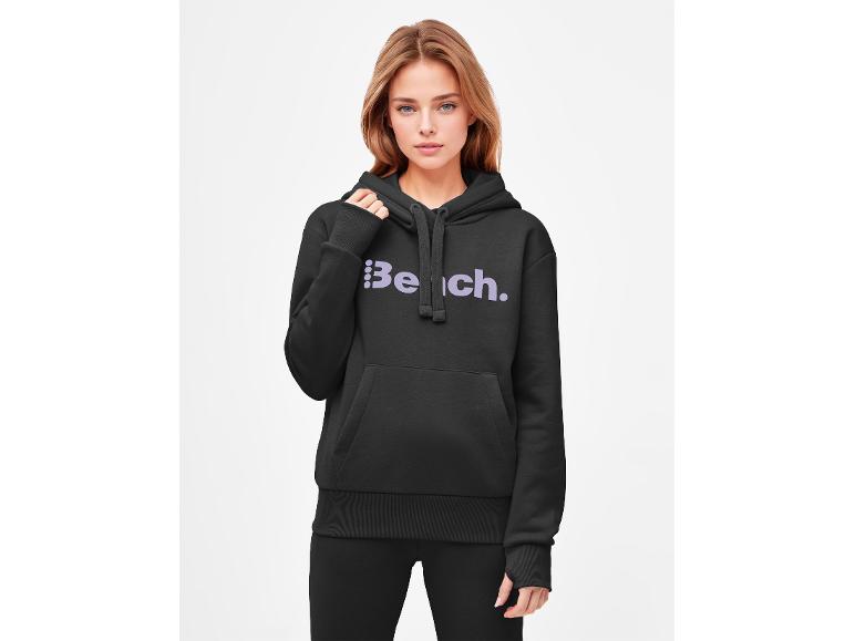 Frau in schwarzem Hoodie mit lila „Bench.“-Logo.
