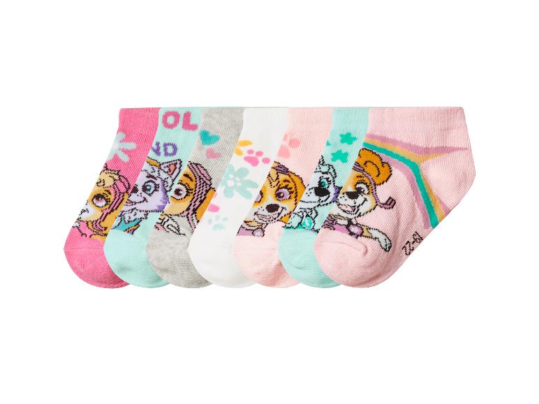 Set aus sieben Kinderstrümpfen mit Welpen- und Regenbogenmotiven.