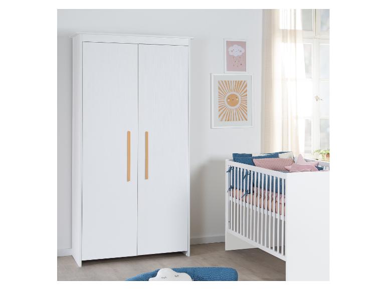 Weißes Kinderzimmer mit Kleiderschrank, Babybett und Wandbildern mit Sonne und Wolke.