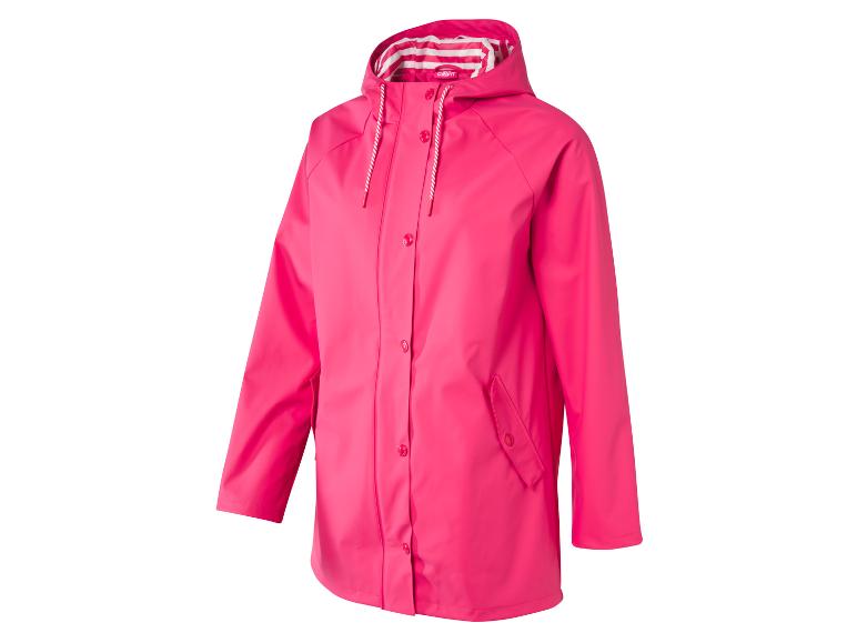 Eine rosafarbene Regenjacke mit Kapuze von Crivit.