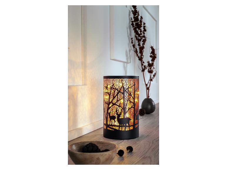 LED-Lampe mit Hirschmotiv im Wald.