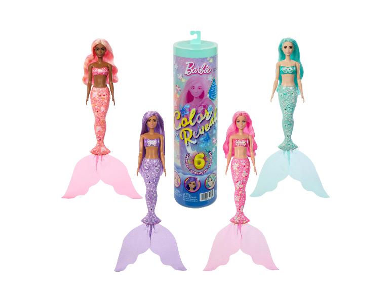 Vier Meerjungfrauenpuppen mit farbigen Haaren und Schwänzen, umgeben von einem 'Color Reveal' Überraschungsspielzeugbehälter.